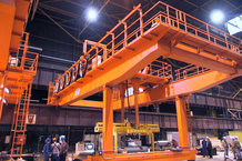 Vertical energy supply on a half-gantry crane